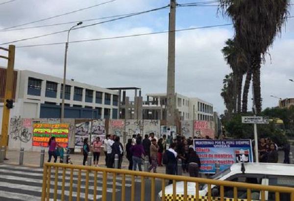 Padres de familia de colegio de Barranco bloqueron vía de Metropolitano
