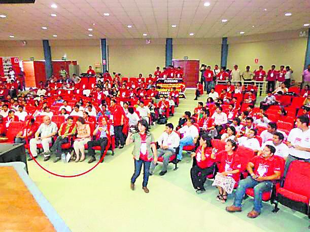 Julio Guzmán asistió en 2013 con Nadine a Plenario de Juventudes del nacionalismo 