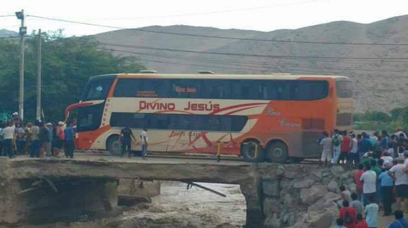 ​Casma: Vehículos pesados se arriesgan cruzando el colapsado puente Sechín