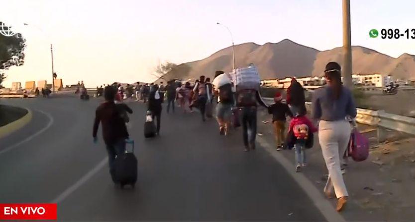Ciudadanos de Tarapoto se dirigen a pie de Lima para llegar a San Martín. (Foto: Captura América Noticias)