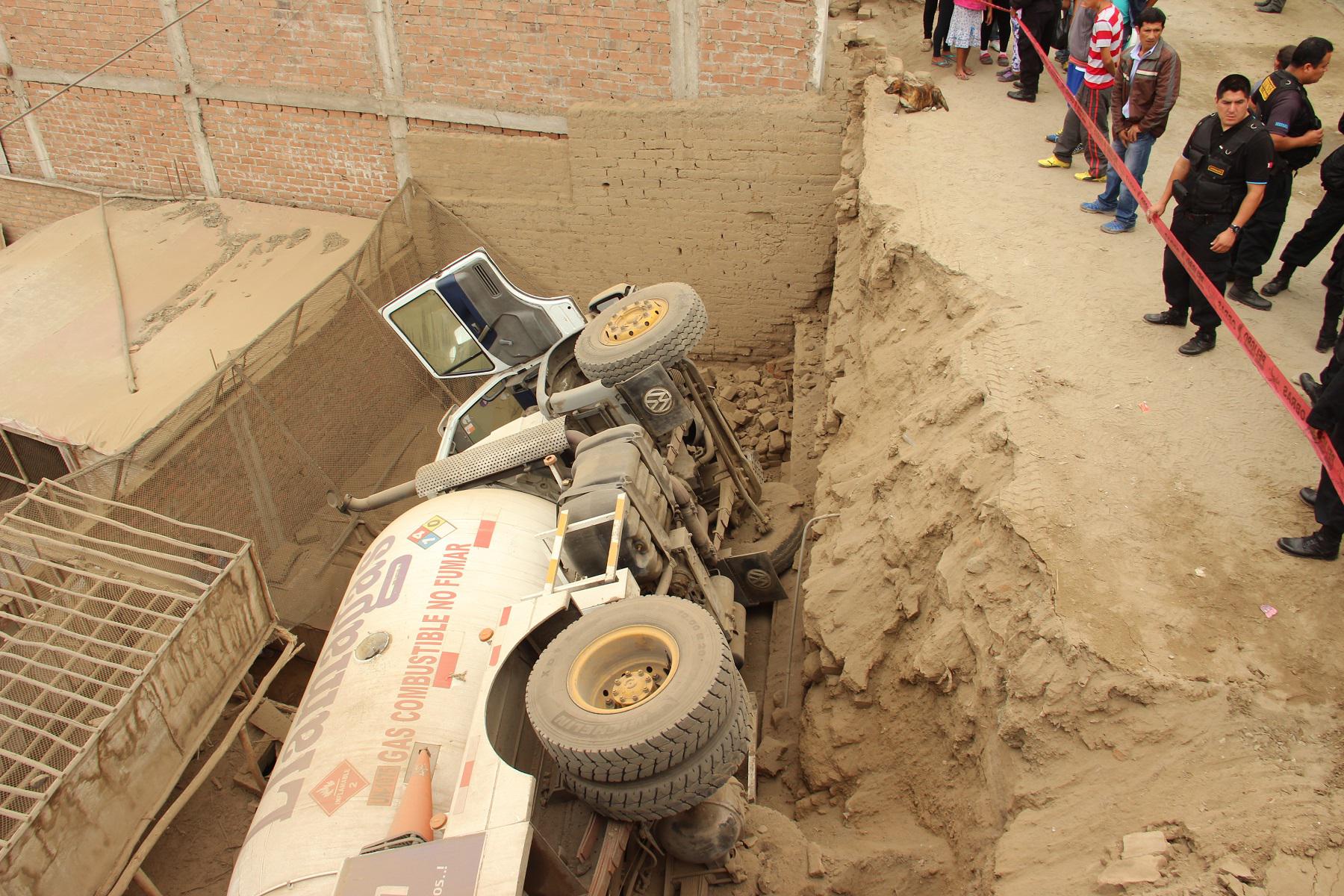 Camión cae sobre casa en El Porvenir