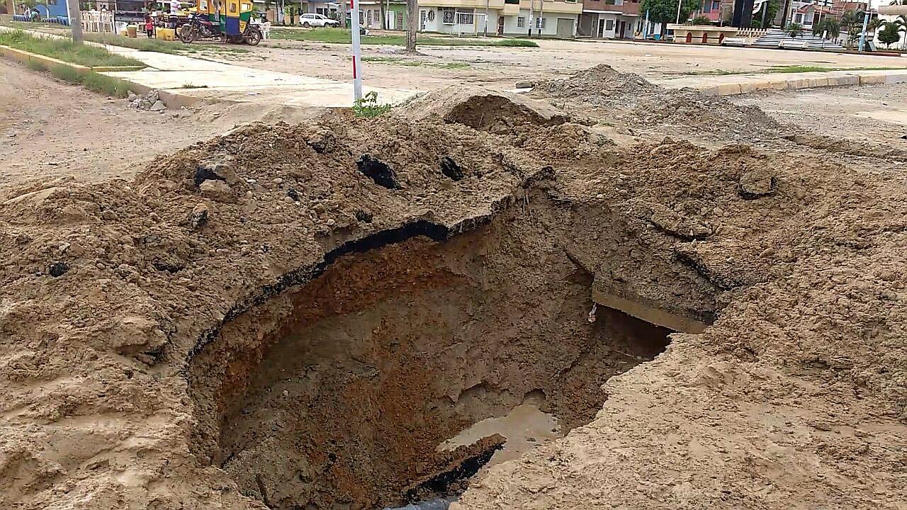 Tumbes: Lluvias originan el hundimiento de un bloque de pista en Andrés Araujo 