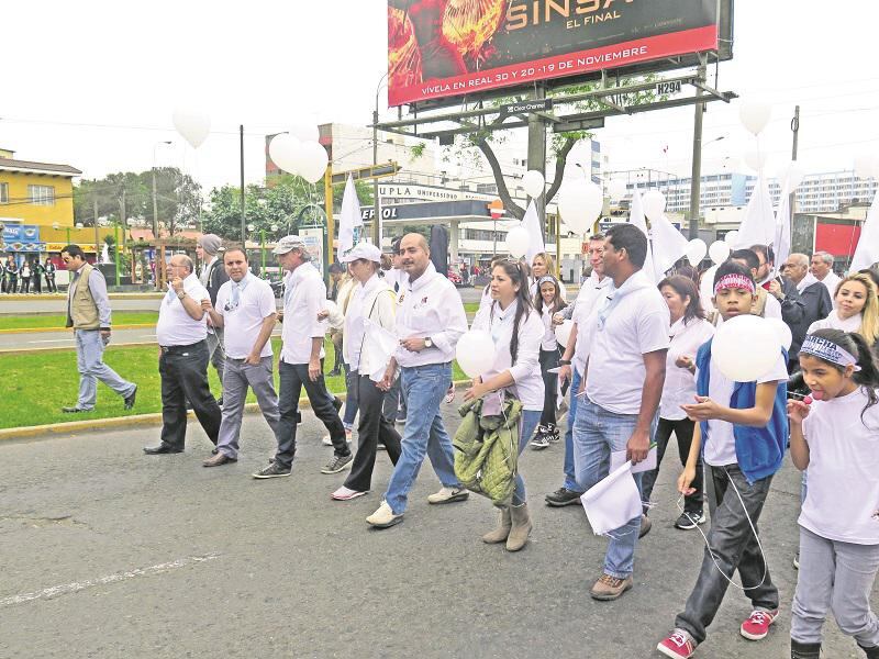 Ciudadanía y policías se unen en marcha contra la violencia