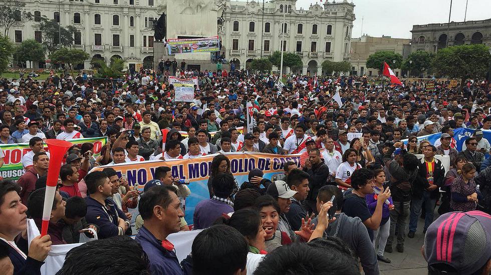 ​Vecinos y transportistas marchan hasta Plaza San Martín en contra del Corredor Morado (GALERÍA Y VÍDEO)