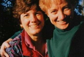 EE.UU.: Primer entierro de pareja de lesbiana en cementerio militar