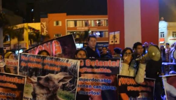 Protestan contra conocido supermercado por venta de carne de canguro