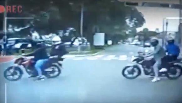 Delincuentes en diez motos cerraron el paso a conductor que manejaba su camioneta para robarle pero la presencia de un policía frustró el hecho delictivo. (Foto: captura de video)