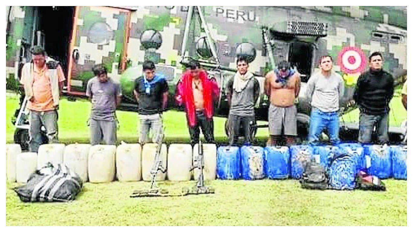 Asháninkas y policías capturan a banda que llevaba 828 Kg de cocaína en bidones