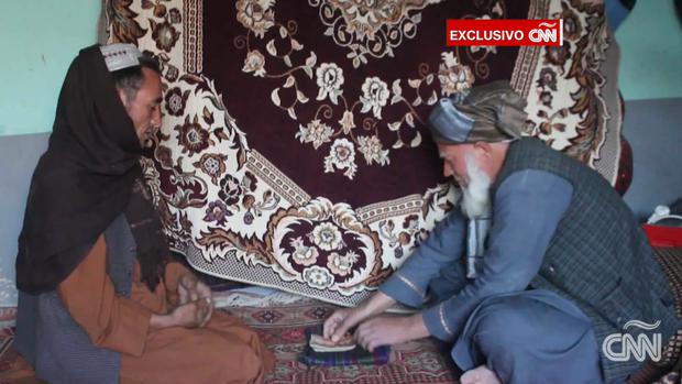 Buyer Corban pays Parwana's father 200,000 Afghans ($ 2,200).  (Photo captures CNN video). 