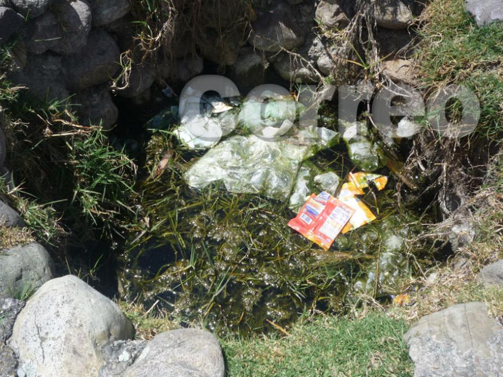 Pobladores usan agua sucia de pozas contaminadas (FOTOS)