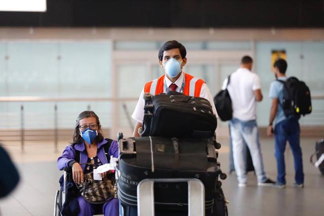 Coronavirus: personal del aeropuerto Jorge Chávez y pasajeros usan mascarillas para protegerse. Fotos: Hugo Curotto