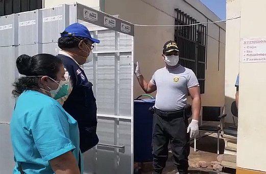 Personal de la Comisaría de Laredo dona cabina de desinfección a hospital