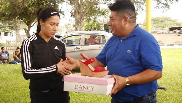 El alcalde dice que entregar zapatos es un símbolo del optimismo y del esfuerzo de los habitantes de su distrito, donde cerca del 90% provienen de las zonas andinas.