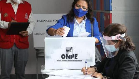 ONPE anuncia que procedimiento para electores se dará en casos de impugnación de identidad. Sin embargo, exministro Abel Salinas lo considera un riesgo para la salud. (Foto: Andina)