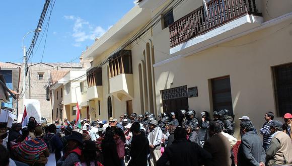 Puno: azangarinos se movilizan y oponen a cambio de párroco 