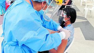 Más de 800 internos de hospitales de la región son inoculados con vacunas Pfizer en Huancayo
