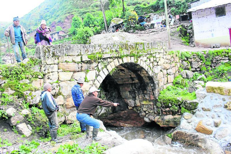 Puente colonial Cuchischaca a punto de colapsar