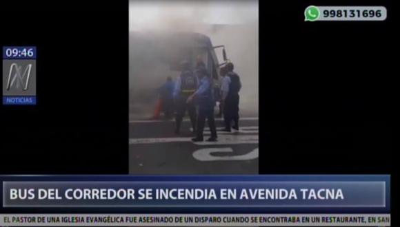 Bus del corredor azul se incendió esta mañana a la altura de la cuadra 2 de la avenida Tacna. (Captura: Canal N)