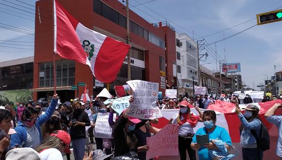 Cientos de jóvenes salieron a las calles de Huancayo a protestar, con pancartas y la bandera nacional.