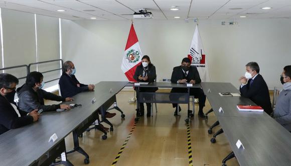 La encargada de la Defensoría del Pueblo, Eliana Revollar, se reunió con los familiares y abogados de Inti Sotelo y Bryan Pintado. (Foto: Defensoría del Pueblo / @Defensoria_Peru)