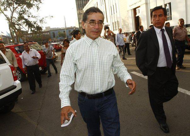 Facebook: Waldo Ríos convence a profesores para cantar himno de su movimiento regional (VIDEO)