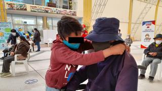 Niño de 10 años lleva a su abuelo de 85 años para que reciba vacuna contra la COVID-19 en Huancayo