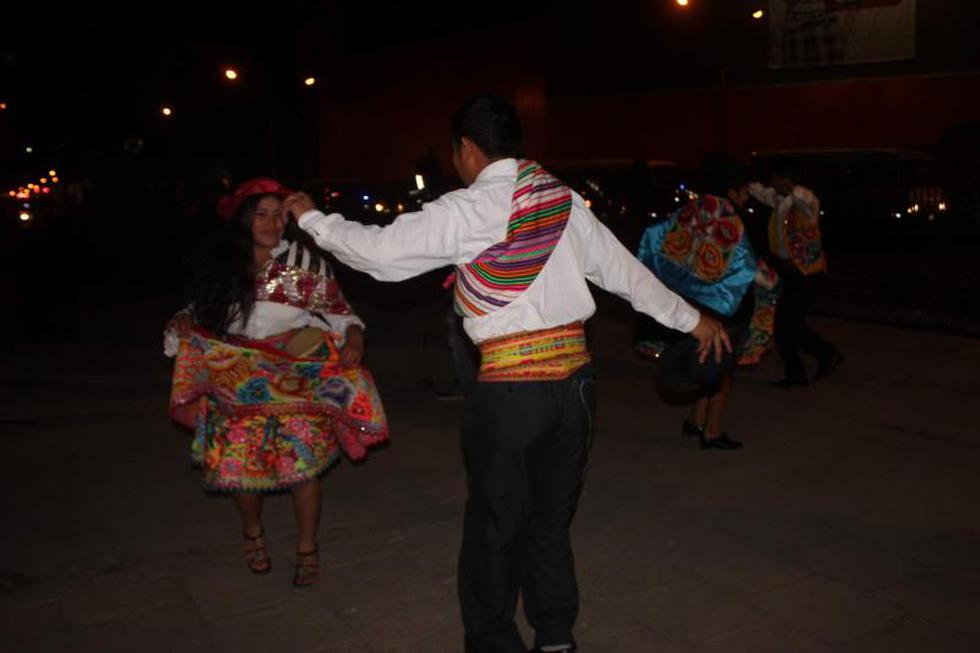 Turistas llegan a Huancayo en tren y bailan Huaylarsh (FOTOS)