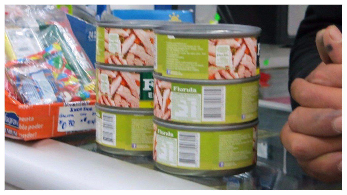Consumidores devuelven productos enlatados de caballa por temor a parásitos (VIDEO)