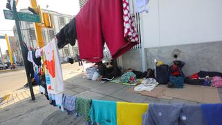 Varados de San Martín instalan tendederos de ropa en plena Av. Iquitos 