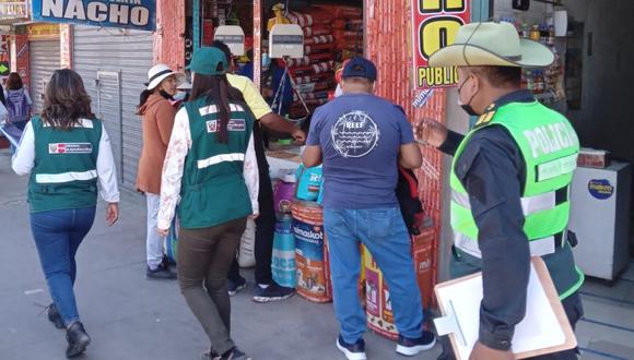 Policías y personal del Serfor incautan animales en el mercado de la plataforma Andrés Avelino Cáceres| Foto: Serfor