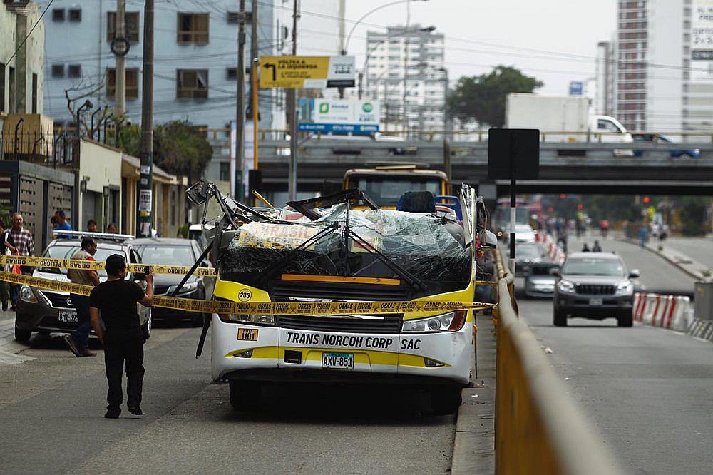 Difunden imágenes antes que bus quede sin techo en puente de Av. Brasil (VIDEO)
