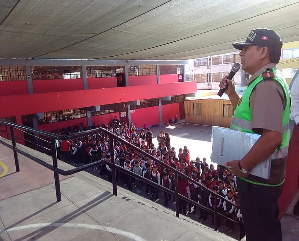 Policías instruyen a escolares de Socabaya a cómo actuar ante delitos