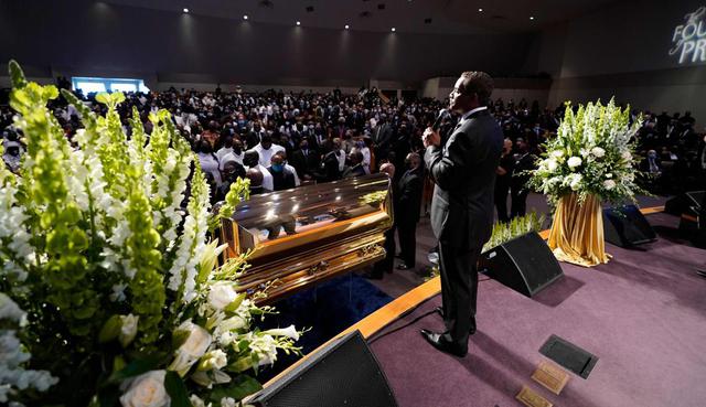 El pastor Dr. Remus Wright habla durante el funeral de George Floyd en la iglesia The Fountain of Praise el martes 9 de junio de 2020 en Houston. (AFP / POOL / David J. Phillip).