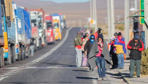 Cientos de migrantes venezolanos se dirigen a Iquique (Chile), tras ingresar al país por pasos fronterizos clandestinos. (Foto. Lucas Aguayo / EFE)