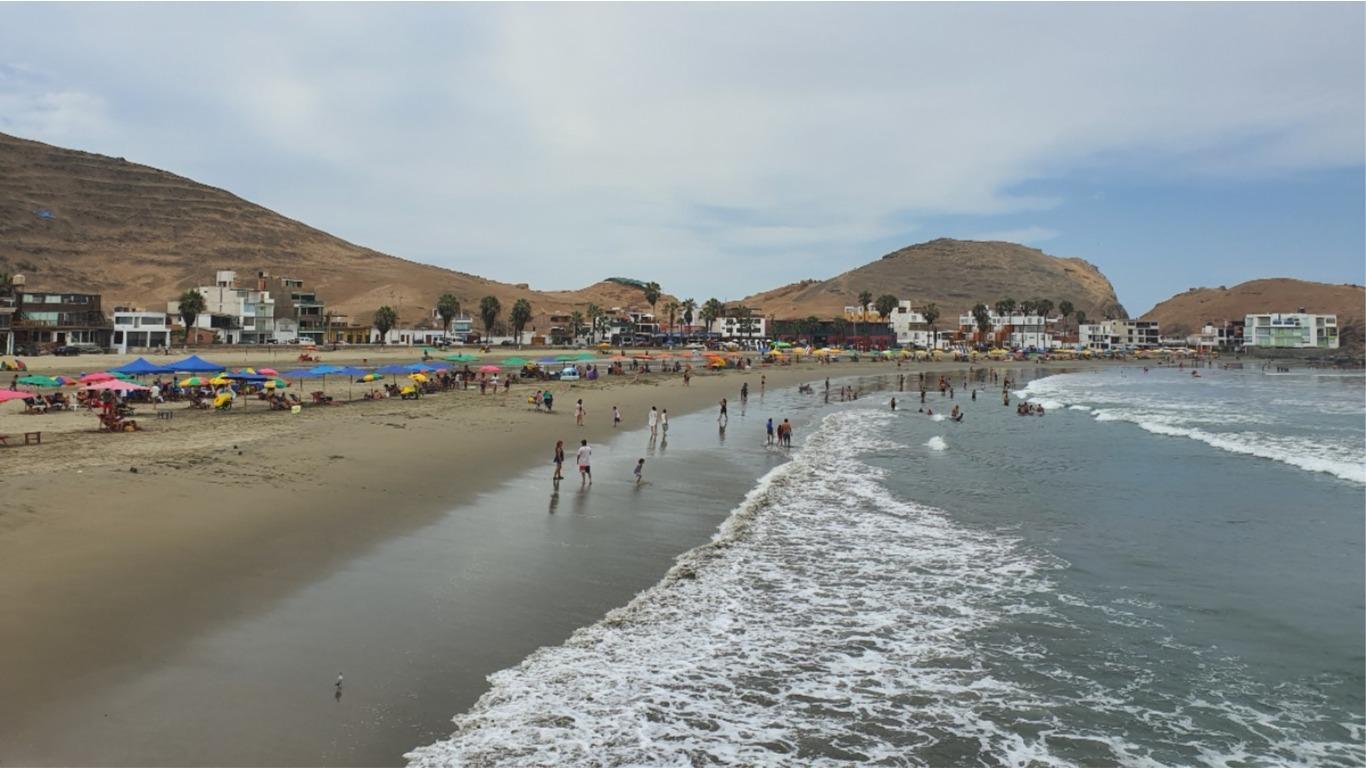 El balneario de Cerro Azul, donde familias llegan para darse un chapuzón y combatir el incesante calor. Foto: Bryan Ortiz