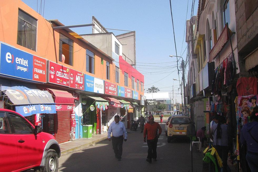 Sorprenden a presunto delincuente con dos cizallas en frontis de  tienda de celulares