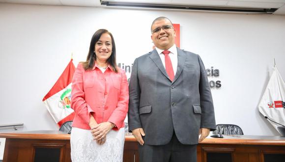 El nuevo ministro Fernando Castañeda junto a la saliente titular del Minjusdh, Ana Teresa Revilla. (Foto: @MinjusDH_Peru)