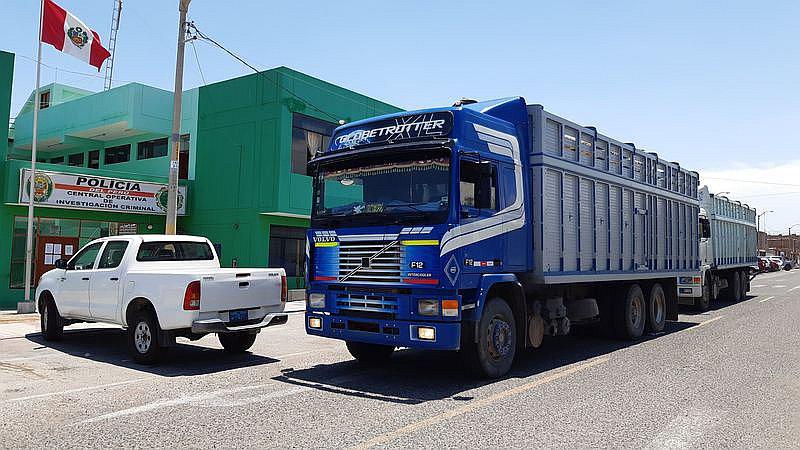 Policía Incauta contrabando de maíz y soya en Tarata