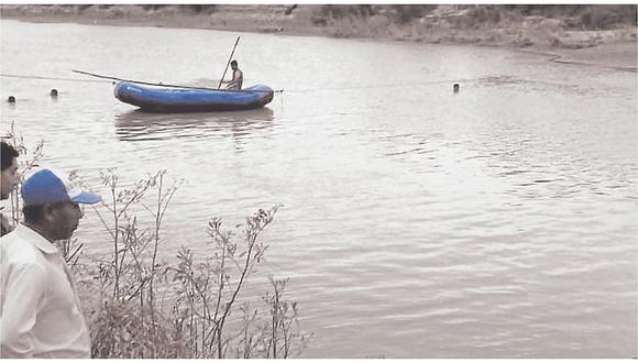 Obrero desaparece en río Reque cuando rescataba a una joven