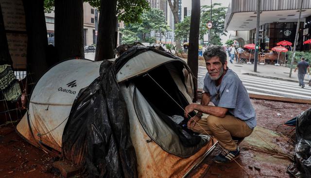 El poeta Ricardo García posa en la carpa donde vive desde octubre de 2018, frente al edificio del Museo de Arte de Sao Paulo. (EFE).