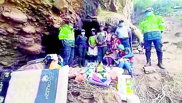 Huancavelica: Policías llevan ayuda a familia que vive en una cueva 