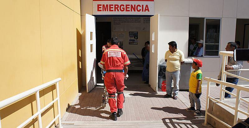 Motociclista queda malherida debido a choque con taxi en Samegua