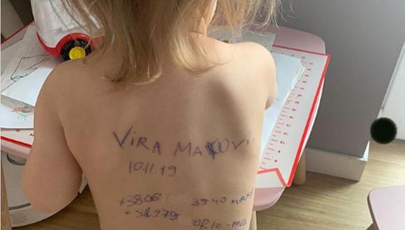 La pequeña Iva, de dos años, con sus datos escritos en la espalda. (Foto: Instagram)