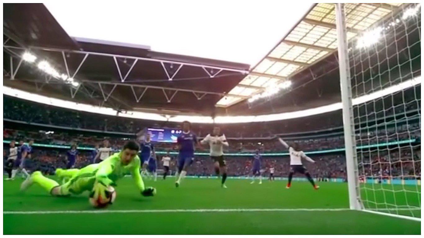 ¡Para no creer! Balón que "no quiso entrar al arco" se vuelve viral [VIDEO]