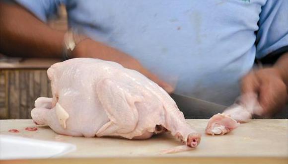 Lavar el pollo antes de cocinarlo evita estas enfermedades 