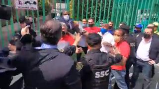 Funcionarios de la Embajada de Cuba se enfrentan a manifestantes en México (VIDEO)