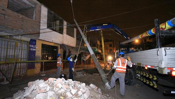 Los Olivos: Grúa derriba postes de alumbrado público