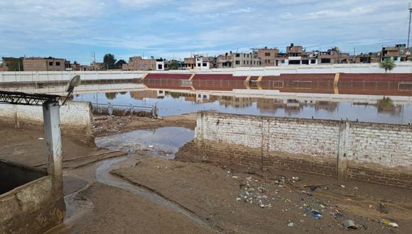 La misma situación se vivió en el año 2017 cuando las aguas de la quebrada San Ildefonso terminaron por tapar el terreno de juego.