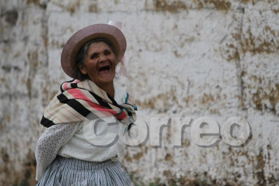 Beben sangre y lavan entrañas de toro en festividad (FOTOS)