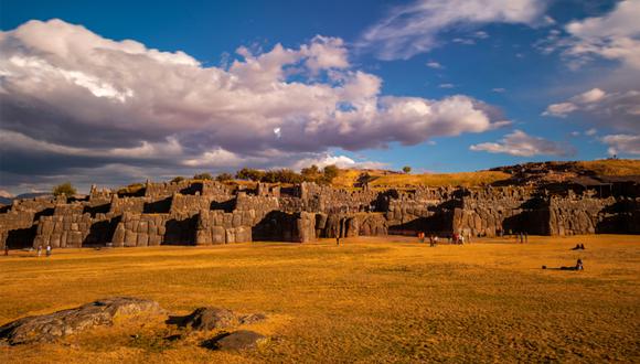 Sacsayhuaman. La predominancia de sus galerías, escalones y ventanas hechas de piedra, son la atracción principal para muchos visitantes que buscan tener un acercamiento con la arquitectura incaica. Además, especialmente el 24 de junio, en este atractivo turístico se realiza la escenificación del tradicional Inti Raymi o Fiesta del Sol. (Foto: Shutterstock)